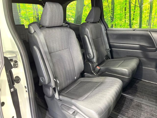 後部座席も気になるようなキズ・汚れやへたり等、大きなダメージはなく、良好な状態です。