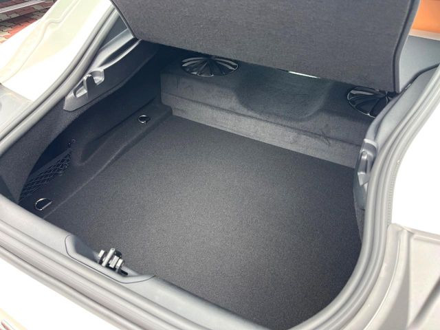 ���i�̂���������ʋ΁A���}���ɏ\���ȉ׎��X�y�[�X���m�ۂ��Ă���܂��B