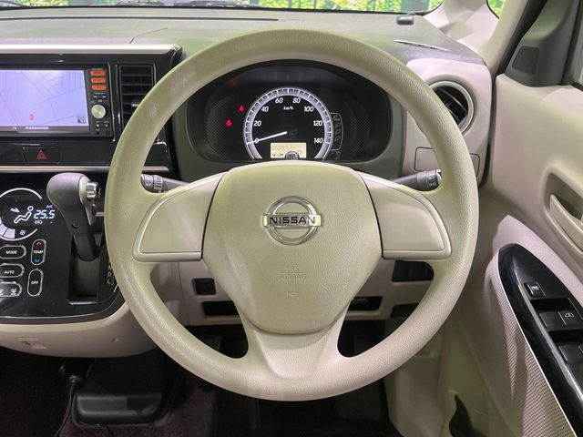 �C���e���A�ɍ��킹���f�U�C���̃X�e�A�����O�́A�^�]�������̂��Ƃ��l���A�^�]���₷���`��A�傫���ł��B�����x�A���ۂɐG���Ă��m���߂��������B