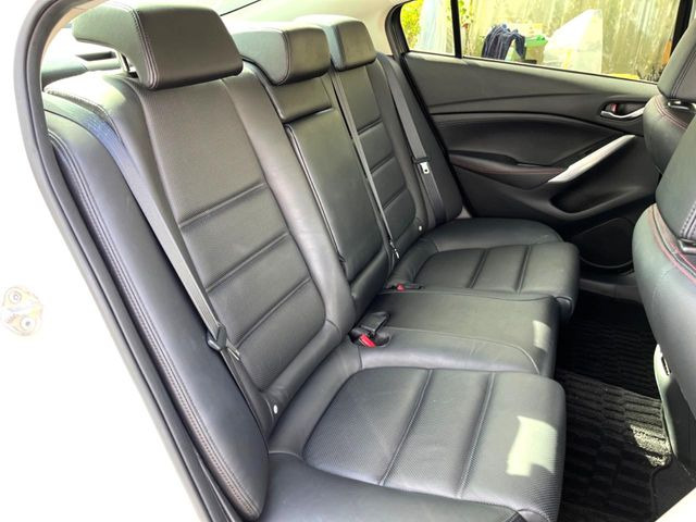 後部座席も気になるようなキズ・汚れやへたり等、大きなダメージはなく、良好な状態です。