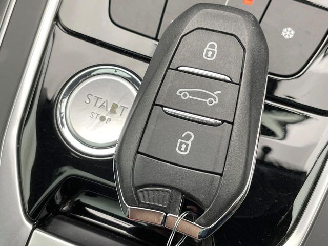 ●スマートエントリー:鍵を持っているだけで、ドアロック解除・施錠からエンジンスタートまで操作できる便利な機能です!