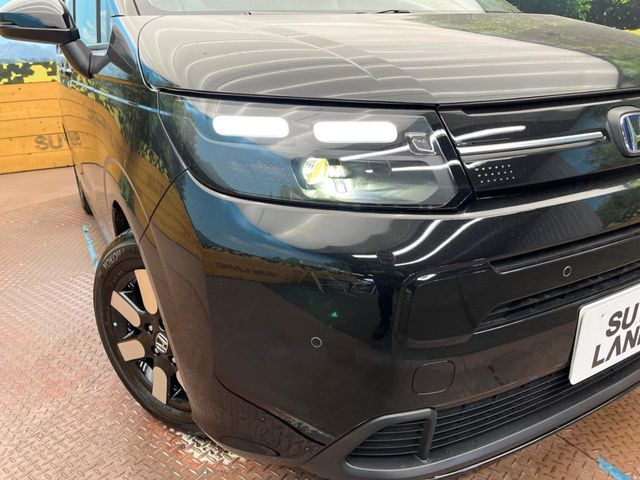 【LEDヘッドライト】悪天候や夜間走行時も良好な視界を確保し安心して運転できる高輝度LEDヘッドライトを装備!点灯速度が早く、消費電力も抑えられています。