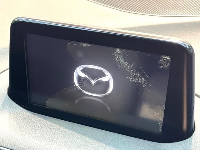 【マツダコネクト】車内の雰囲気にマッチした大型のディスプレイ。スマホ接続でのナビ使用やBluetooth再生等、様々な機能が楽しめます。直感的なダイヤル操作が可能で、使い勝手も良好です。