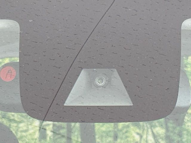 【エマージェンシーブレーキ】走行中に前方の車両等を認識し、衝突しそうな時は警報とブレーキで衝突回避と被害軽減をアシスト。より安全にドライブをお楽しみいただけます。