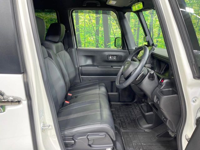 【ハーフレザーシート】高級感と座り心地を両立した人気のシート♪背面・座面のファブリック素材は、通気性の良さや滑りにくさに優れています。気温や服装に左右されず快適にお乗りいただけます。