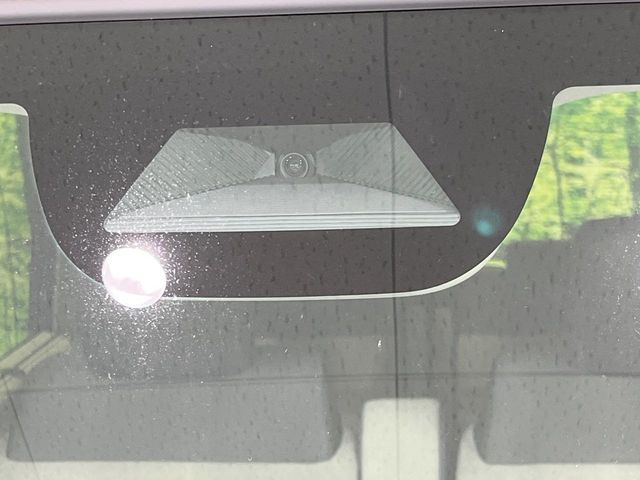 【ホンダセンシング】走行中に前方の車両等を認識し、衝突しそうな時は警報とブレーキで衝突回避と被害軽減をアシスト。より安全にドライブをお楽しみいただけます。