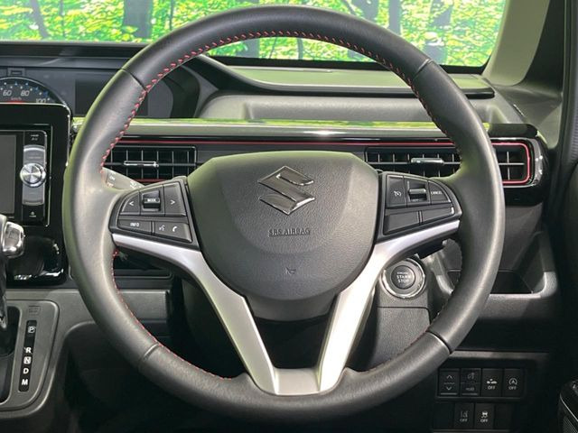 【パドルシフト】ハンドルから手を離さずに素早くシフトアップ&ダウンができるので、エンジンブレーキを使う下り坂や高速道路の合流で加速したい場面で役立ちます。