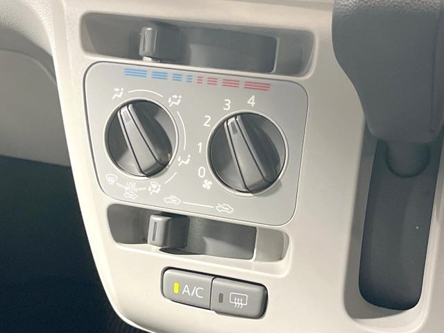 寒い冬も暑い夏も全席に快適な空調を届けてくれる、ダイヤル式エアコンを装備♪