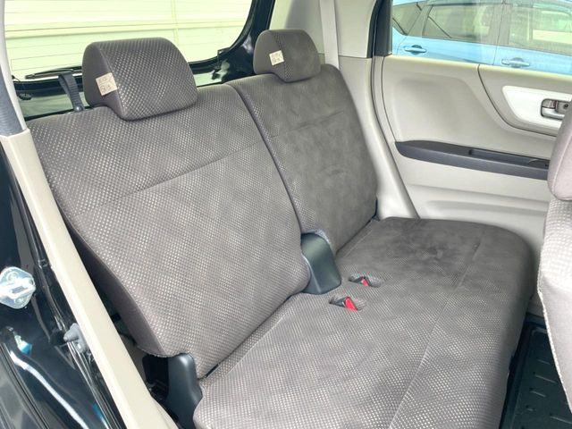 後部座席も気になるようなキズ・汚れやへたり等、大きなダメージはなく、良好な状態です。