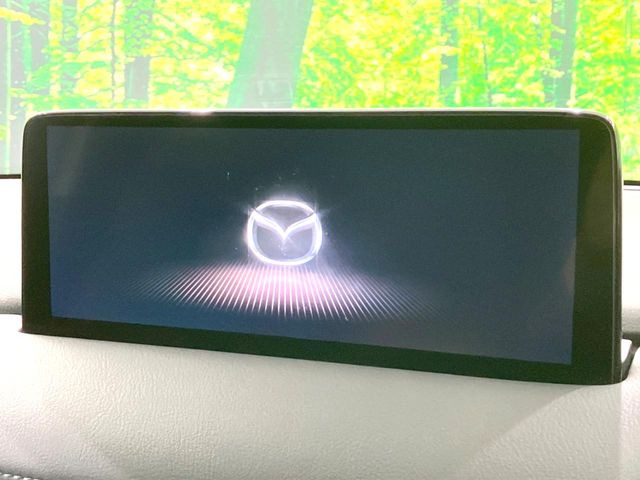 【10.25インチマツダコネクト】車内の雰囲気にマッチした大型ディスプレイ。スマホ接続でのナビ使用やBluetooth再生等、様々な機能が楽しめます。直感的なダイヤル操作が可能で、使い勝手も良好です。