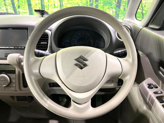 �C���e���A�ɍ��킹���f�U�C���̃X�e�A�����O�́A�^�]�������̂��Ƃ��l���A�^�]���₷���`��A�傫���ł��B�����x�A���ۂɐG���Ă��m���߂��������B