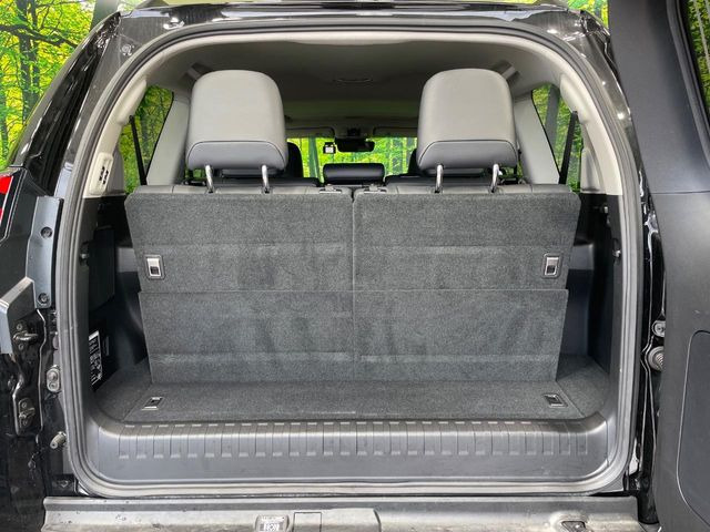 積み下ろしのしやすいデッキにはたっぷりと荷物を積み込んでいただけます。遊びから仕事まで、様々なシーンで頼れます♪