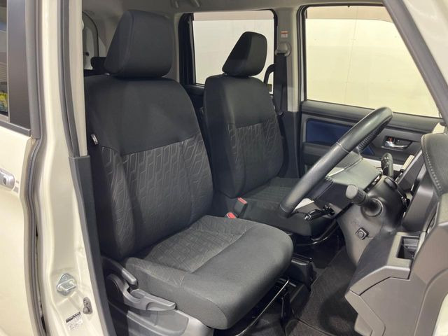 運転席まわりには十分なスペースがあり、大柄な方でもゆったり運転していただける環境です。