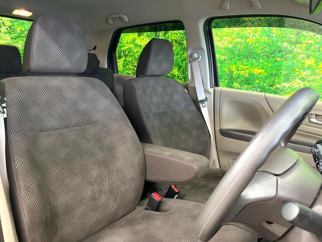 運転席まわりには十分なスペースがあり、大柄な方でもゆったり運転していただける環境です。