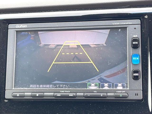 【バックカメラ】駐車時に後方がリアルタイム映像で確認できます。大型商業施設や立体駐車場での駐車時や、夜間のバック時に大活躍!運転スキルに関わらず、今や必須となった装備のひとつです!