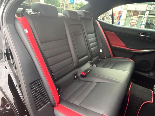 後部座席も気になるようなキズ・汚れやへたり等、大きなダメージはなく、良好な状態です。
