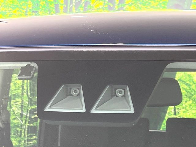 【スマートアシスト】走行中に前方の車両等を認識し、衝突しそうな時は警報とブレーキで衝突回避と被害軽減をアシスト。より安全にドライブをお楽しみいただけます。