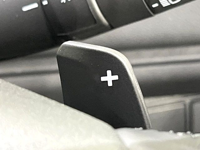 【パドルシフト】ハンドルから手を離さずに素早くシフトアップ&ダウンができるので、エンジンブレーキを使う下り坂や高速道路の合流で加速したい場面で役立ちます。