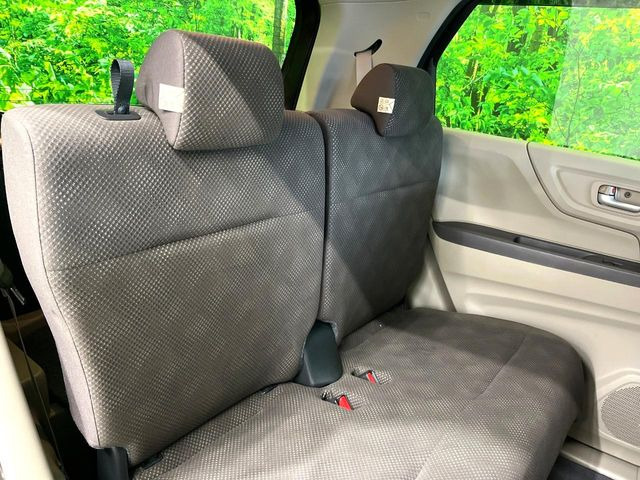広々とした2列目シートは居住性が高く、居心地も快適!友達や家族とのお出かけにぴったりです。ベビーシートやチャイルドシート使用時も快適にお過ごしいただける十分な空間を確保しています。
