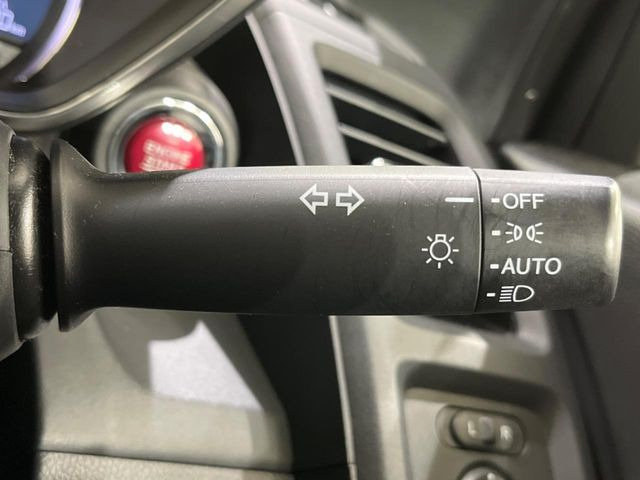 【オートライト】周りの明るさに応じて自動でヘッドライトの点灯・消灯ができる機能です!ライトの付け忘れ・消し忘れなどが無くなり、雨の日や夕方の走行も安心!トンネル通過時も便利ですね♪