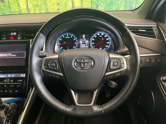 【ウッドコンビステアリング】高級感ある木目調パーツを採用した手に良く馴染むコンビハンドル。運転席廻りの雰囲気も一気に豪華になります!