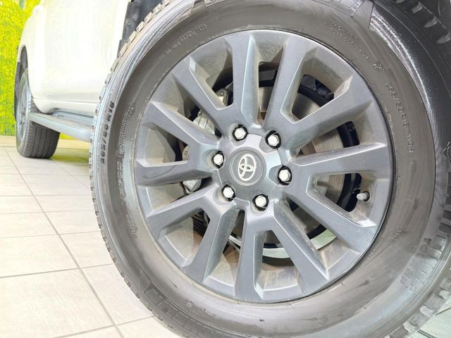 【純正18インチアルミホイール】外観にマッチした純正アルミホイールを装着しております。各種社外アルミホイールや、スタッドレスタイヤも取扱いしております。是非ご相談ください♪