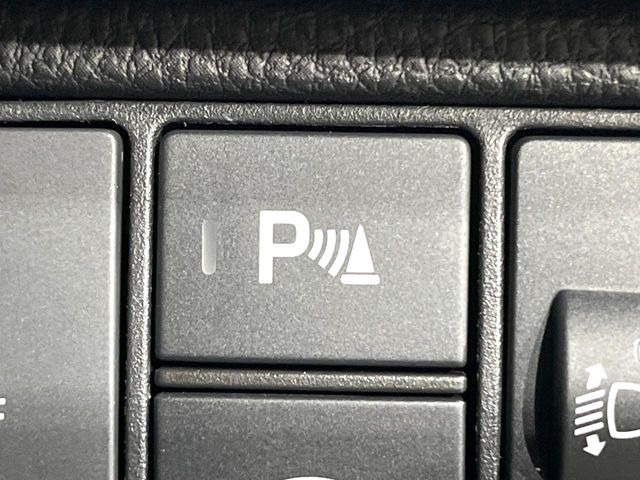 【クリアランスソナー】バンパーに付いたセンサーが障害物を検知!一定の距離に近づくとアラートで教えてくれます♪狭い駐車スペースや車庫入れ時も安心ですね☆