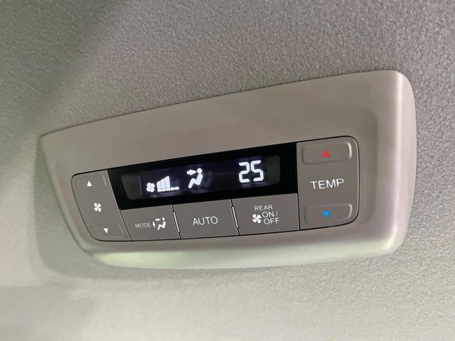 【リアオートエアコン】広い後部座席には必須の機能!風量や温度を自動で調整し前席と同様な車内環境にしてくれるリアオートエアコンを装備。夏の暑さも冬の寒さもストレスなく快適にお過ごしいただけます♪