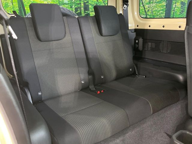 後部座席も気になるようなキズ・汚れやへたり等、大きなダメージはなく、良好な状態です。