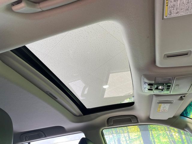 【サンルーフ】開放感たっぷりの希少装備、サンルーフが装着されています!車内に明かりを取り入れたり景色を楽しむ以外にも、車内の空気も簡単に換気できて快適です!