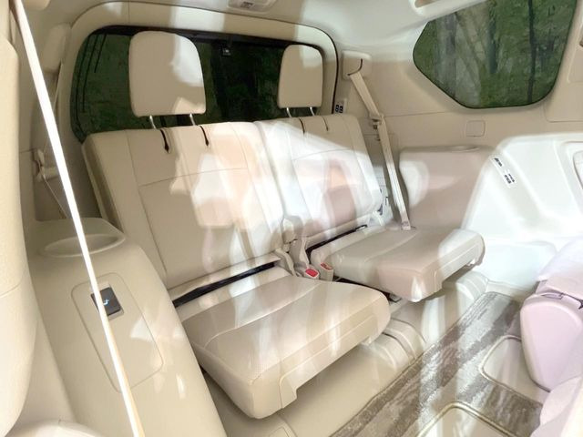 3列目シートはもちろん状態良好☆大人でもゆったりと座って頂けますので、大人数でのお出かけもラクラクです♪ご家族で、気の知れた仲間で、ドライブに行くのが楽しみですね♪