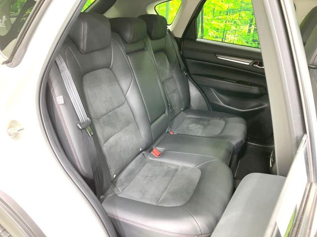 後部座席も気になるようなキズ・汚れやへたり等、大きなダメージはなく、良好な状態です。