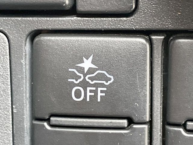 【プリクラッシュセーフティ】前方の車両等を検知し、衝突しそうな時は警報で注意を促し、ブレーキを踏む力をサポート。ブレーキを踏めなかった場合は衝突被害軽減ブレーキが作動、衝突回避をサポートします。