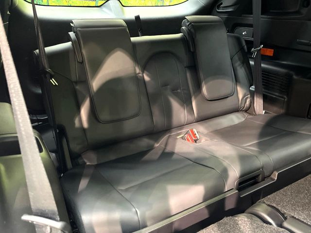 床下収納式のサードシートです。座席部分をコンパクトに収納でき、広大な荷室スペースとしてお使いいただけます!乗車人数や荷物の量など利用シーンに合わせて3列目を有効活用でき、とっても便利♪