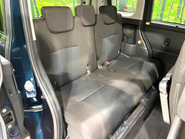 後部座席も気になるようなキズ・汚れやへたり等、大きなダメージはなく、良好な状態です。