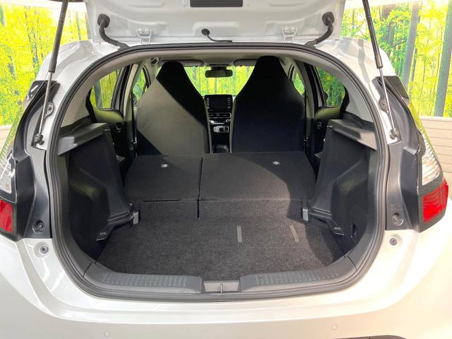 ���i�̂���������ʋ΁A���}���ɏ\���ȉ׎��X�y�[�X���m�ۂ��Ă���܂��B�Z�J���h�V�[�g��|���ƁA�傫�ȉו��̐ύڂ��\�ł���