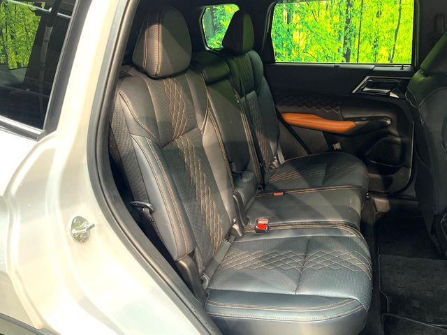 後部座席も気になるようなキズ・汚れやへたり等、大きなダメージはなく、良好な状態です。