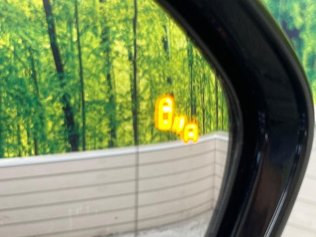 【ブラインドスポットモニタ】レーダーにより隣車線の車両を検知。車両を検知した側の表示灯が点灯。車両を検知している側に車線変更をしようとした場合、ブザーと表示で危険をお知らせします。