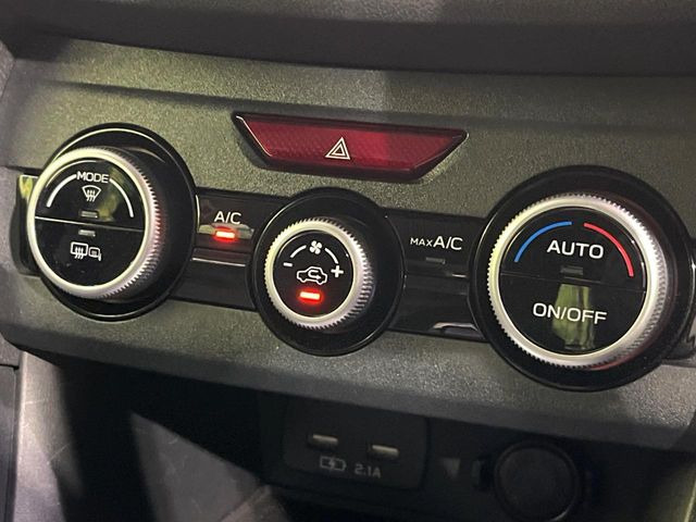 【オートエアコン】一度お好みの温度に設定すれば、車内の温度を検知し風量や温度を自動で調整。暑い…寒い…と何度もスイッチ操作をする必要はありません。快適な車内空間には必須の機能ですね♪