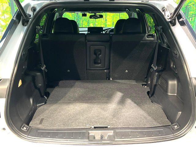 普段のお買い物や通勤、送迎等に十分な荷室スペースを確保しております。サードシートを倒すと、大きな荷物の積載も可能です♪