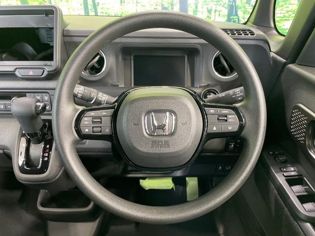 インテリアに合わせたデザインのステアリングは、運転される方のことも考え、運転しやすい形状、大きさです。是非一度、実際に触ってお確かめください。