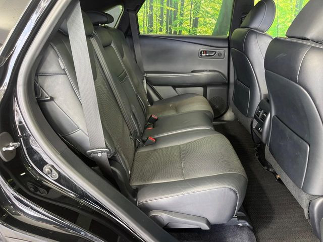 【ハーフレザーシート】高級感と座り心地を両立した人気のシート♪背面・座面のファブリック素材は、通気性の良さや滑りにくさに優れています。気温や服装に左右されず快適にお乗りいただけます。