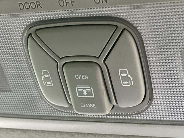 【両側スライドドア】駐車場で隣の車との間隔が狭く乗りにくい時、スライドドアなら安心!ドアオープン時も幅を取らず、開口部が広いので乗り降りがとっても簡単です。大きな荷物の出し入れも後席から可能♪