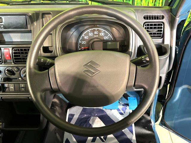 インテリアに合わせたデザインのステアリングは、運転される方のことも考え、運転しやすい形状、大きさです。是非一度、実際に触ってお確かめください。