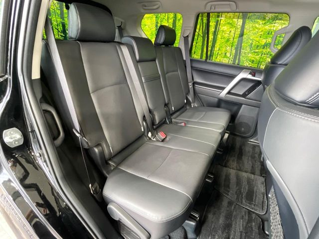 後部座席も気になるようなキズ・汚れやへたり等、大きなダメージはなく、良好な状態です。