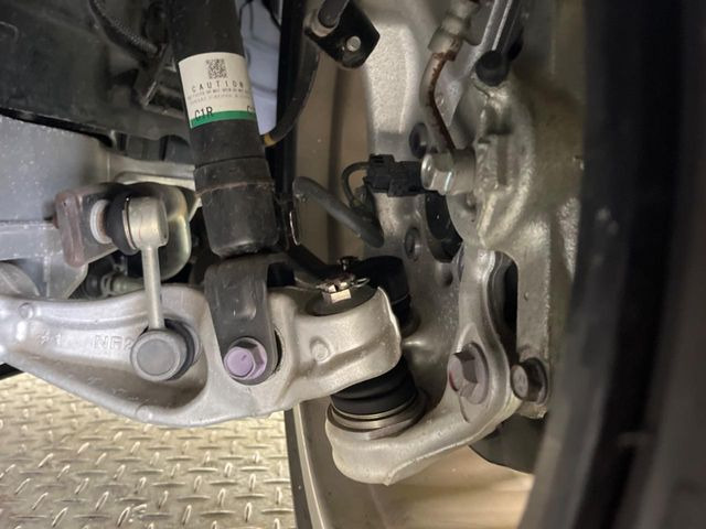 お車を安心してお乗りいただく為には、足回りの定期点検が欠かせません。サービスサポート(有償保証)では無料点検もご提供しており、安心のカーライフをお過ごしいただけるサポート体制が整っています。