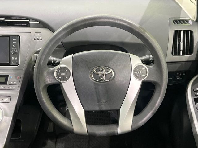 �C���e���A�ɍ��킹���f�U�C���̃X�e�A�����O�́A�^�]�������̂��Ƃ��l���A�^�]���₷���`��A�傫���ł��B�����x�A���ۂɐG���Ă��m���߂��������B