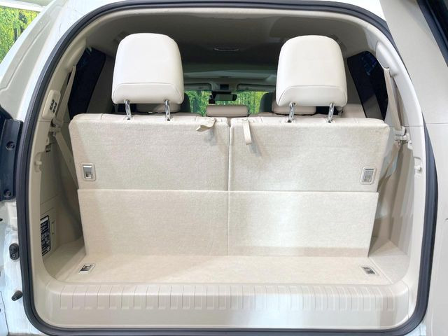 積み下ろしのしやすいデッキにはたっぷりと荷物を積み込んでいただけます。遊びから仕事まで、様々なシーンで頼れます♪