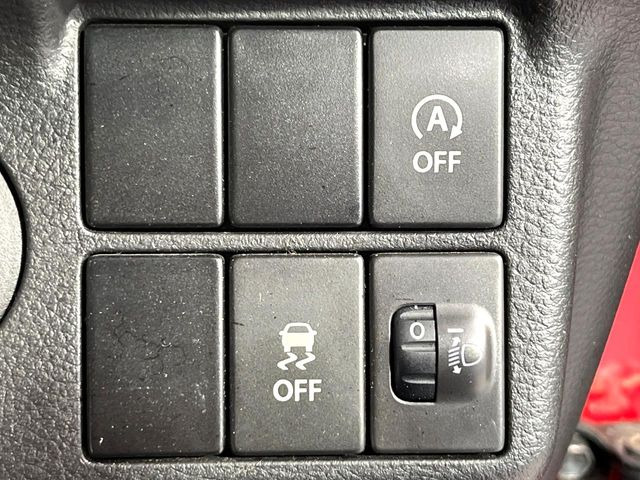 【アイドリングストップ】赤信号や渋滞で停車した際にエンジンを停止し、無駄な燃料の消費を抑えます。燃費向上や環境保護につなげる機能♪エンジンはブレーキを離せば再始動します。