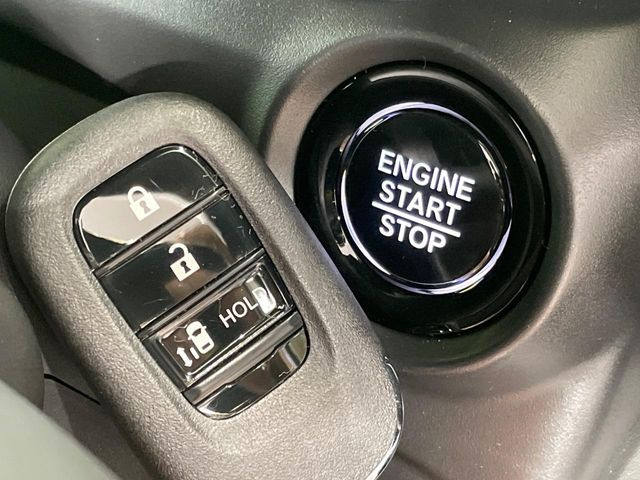 【Hondaスマートキー】カバンやポケットに入れたままでもドアの施錠・解錠が可能なスマートキーを装備。エンジンのオン・オフ時もカギを取り出す必要が無いからとっても便利です♪